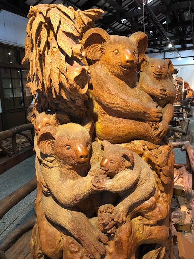 花蓮景點 – 林田山林業文化園區 木雕刻藝術品 熊母子